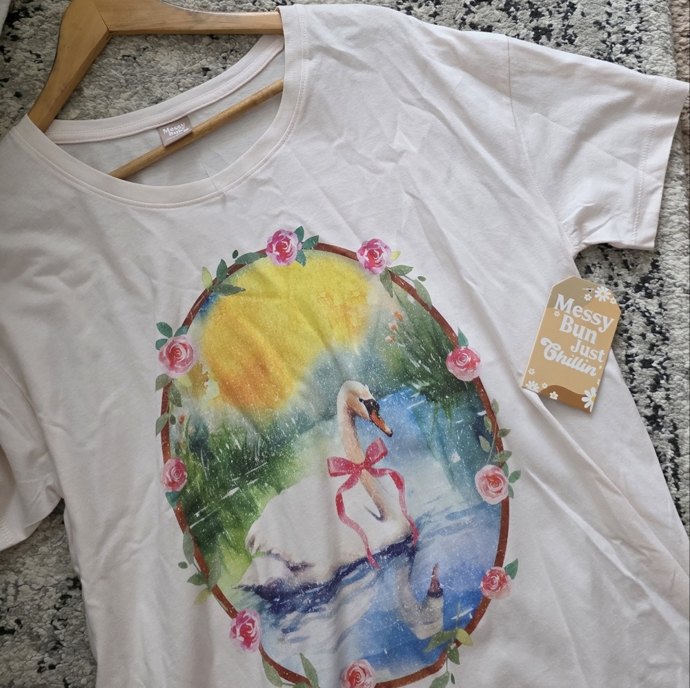 Messy Bun Just Chillin Swan Graphic Tshirt Womns L light Pink NWT Girly Coquette